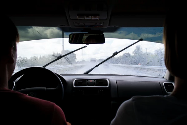 Precauciones para conducir con lluvia img