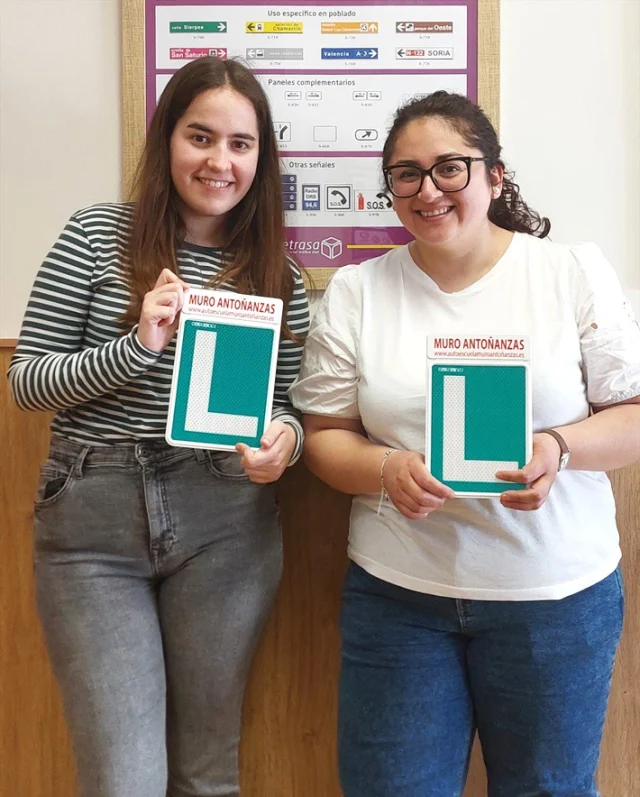 Enhorabuena Begoña y @dominiquevalentina Lo mejor de Calahorra y de Chile el volante. Dos nuevas reinas de la carretera con su "L" más que merecida. WOMAN POWER!
#carnetdeconducir #chile #autoescuela #calahorra #larioja #conductoras #conductora #dgt #seguridadvial #womanpower #dgt #autoescuelas #campeonas #piliymili
